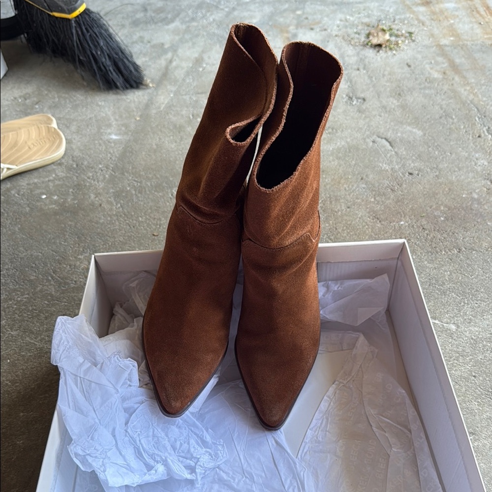 Jane and Bleecker Brown Ankle Boots Sleek Suede Design